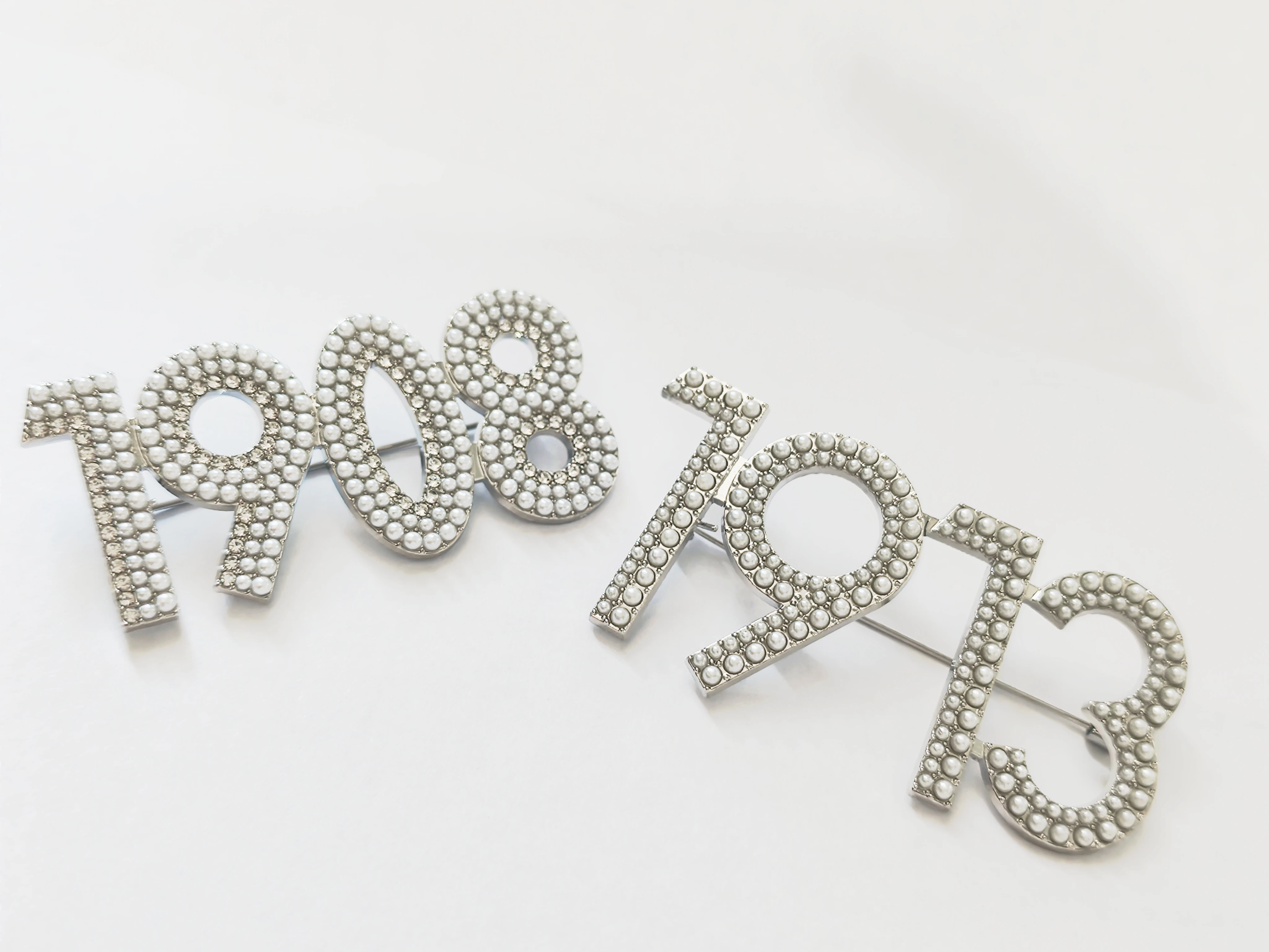 New product 1908 brooch for women, 1913 digital pearl brooch for social gatherings