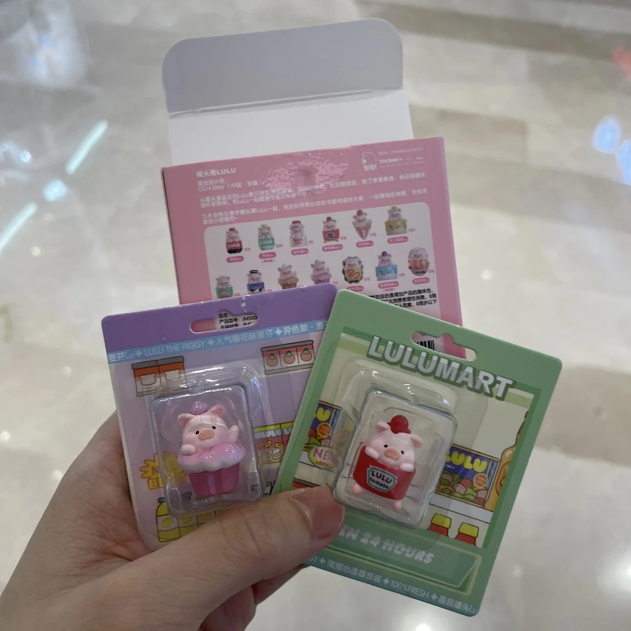 กล่องสุ่มของเล่นสุดฮิต ตุ๊กตาหมูลูลู่จิ๋ว ซีรีส์ร้านสะดวกซื้อ น่ารัก กล่องเซอร์ไพรส์ ของตกแต่งโต๊ะทำงาน