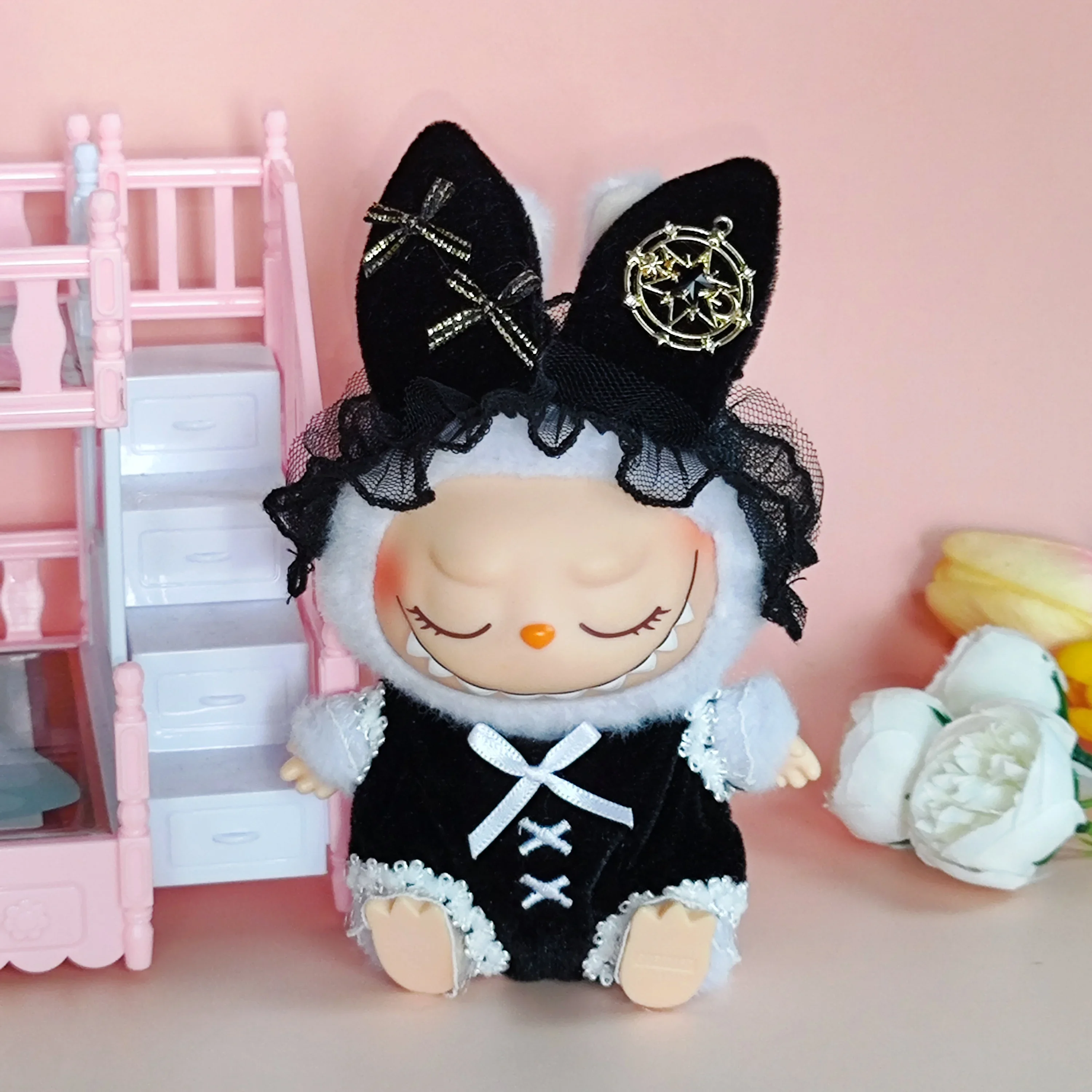 ملابس لـ Labubu Hanger صندوق أعمى Labubu المفاتيح دمية موحدة دمية خادمة مجموعة