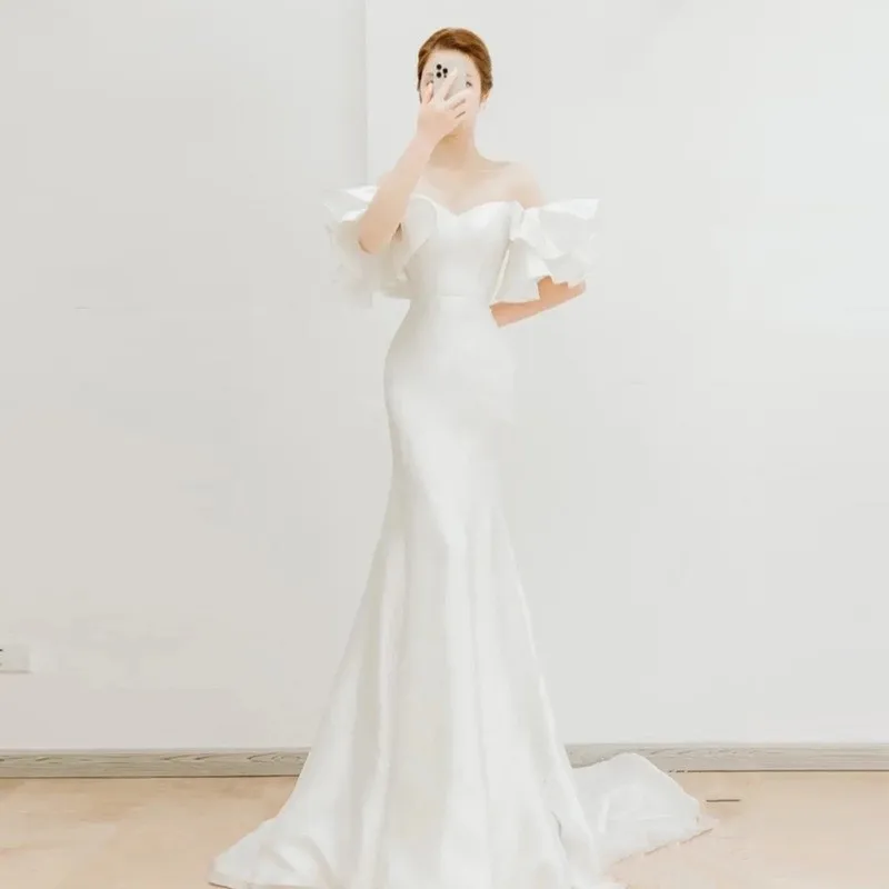 Un nuovo abito senza spalline in chiffon con spalle scoperte semplice ed elegante a coda di pesce in raso monospalla