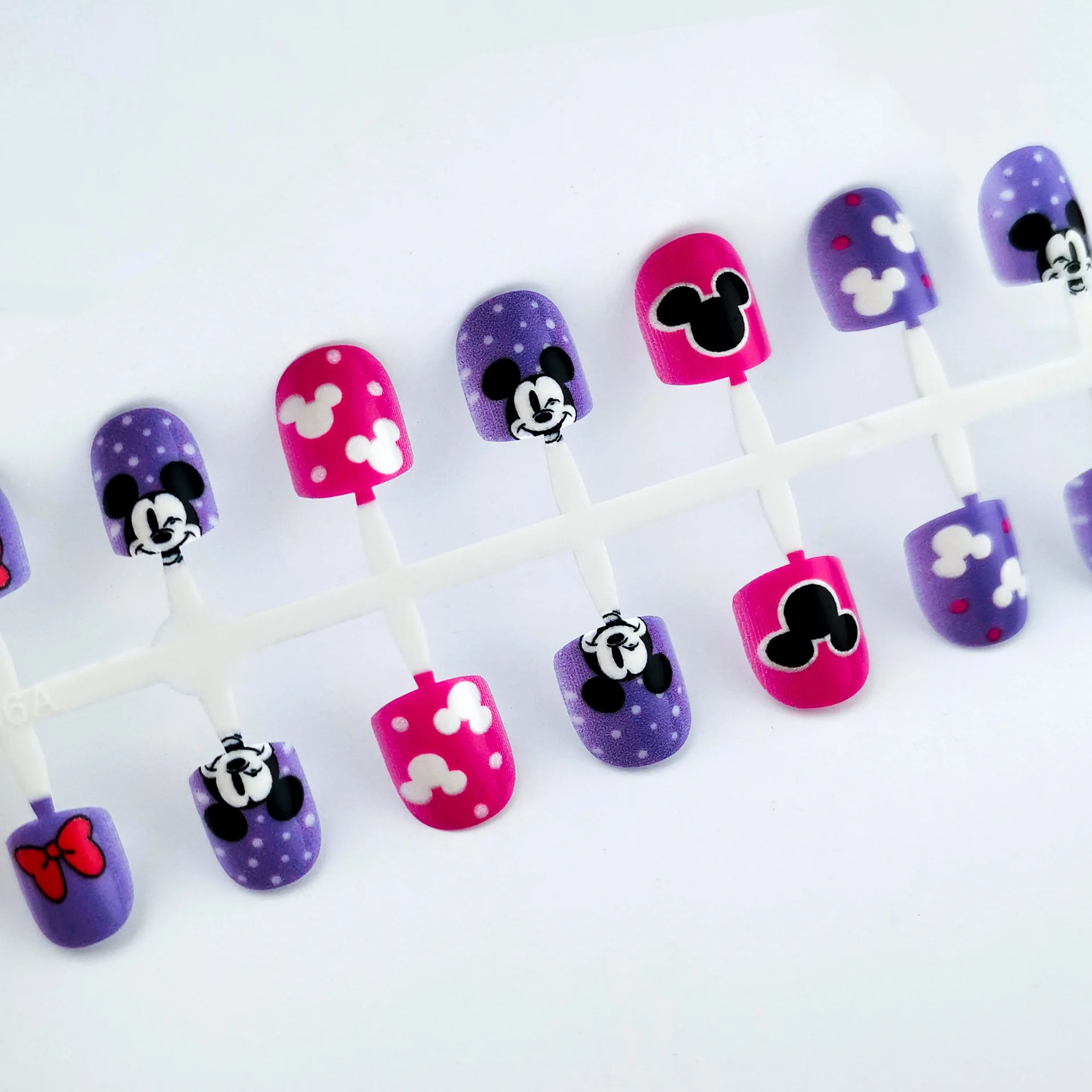 Miniso Disney nuevo producto uñas usables para niños lindo Mickey chica pegamento de dibujos animados parche de uñas uñas postizas