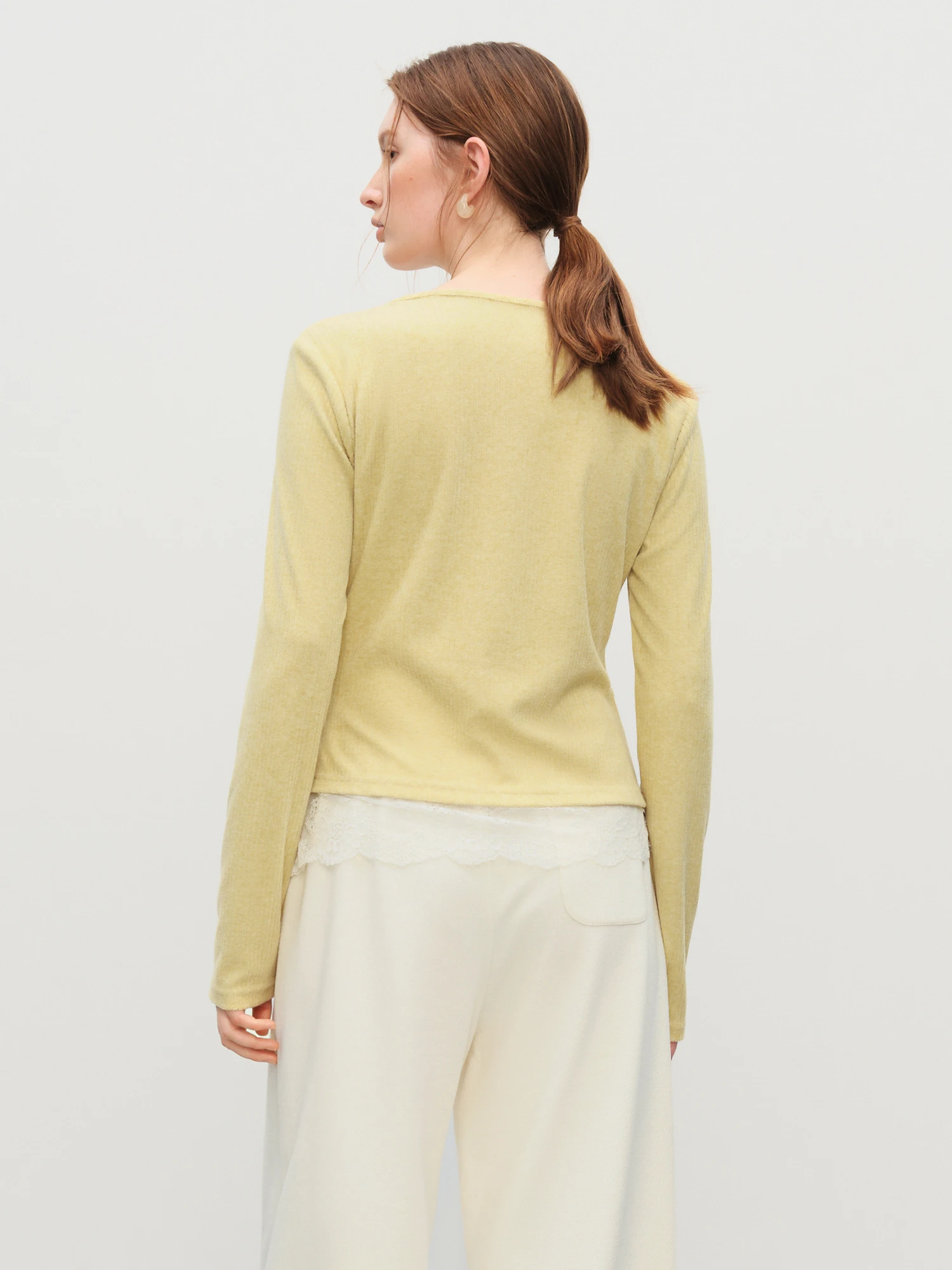 FSLE Outono Inverno 2025 Camiseta feminina de camada simulada com contorno – Top base de malha com acabamento em renda texturizada e silhueta emagrecedora