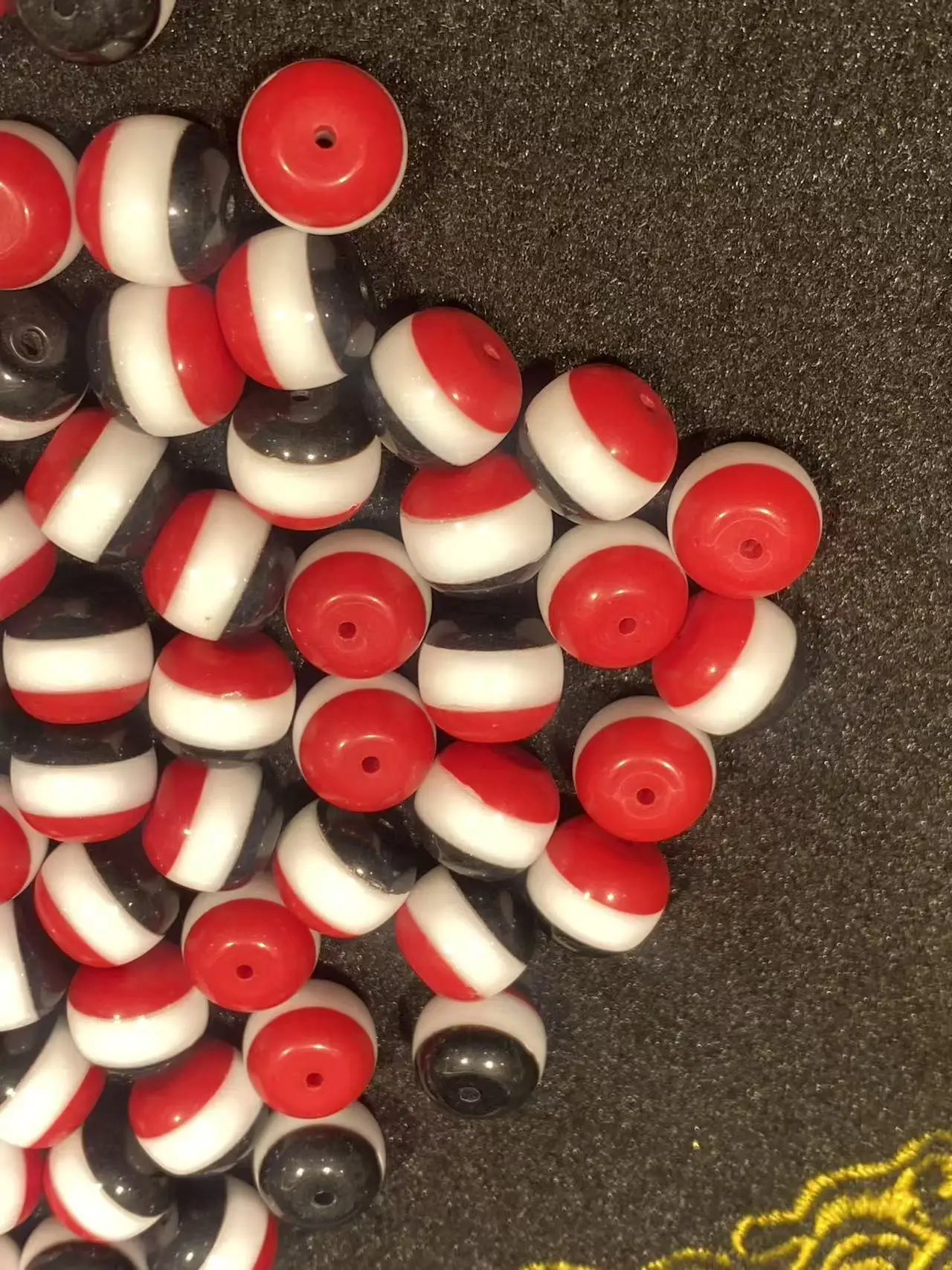 50pcs/lot Special Offer Wholesale Natural Horn-Shaped Agate Dzi Beads Black White Red Three-Color Matching Beads Round Beads
