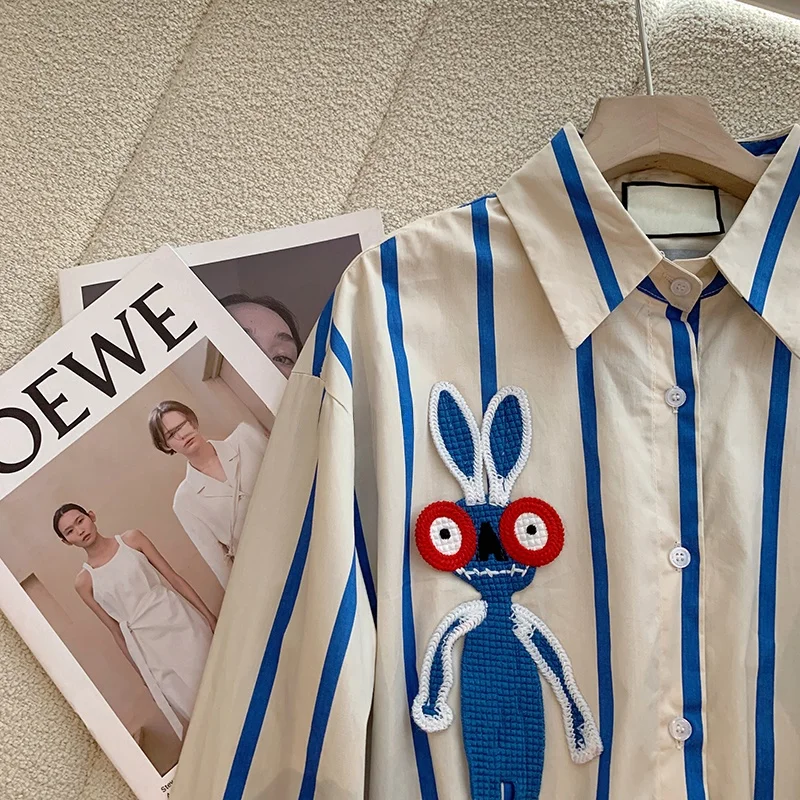 قميص بولو نسائي فضفاض بتصميم كرتوني مطرز ومخطط، مناسب للخريف والشتاء، ذو إحساس عصري ومتعدد الاستخدامات