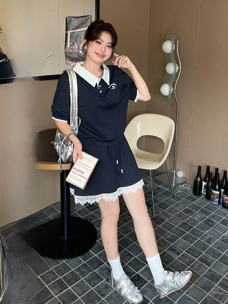 

Стильный летний корейский комплект из двух предметов для женщин больших размеров: футболка с коротким рукавом и шорты.