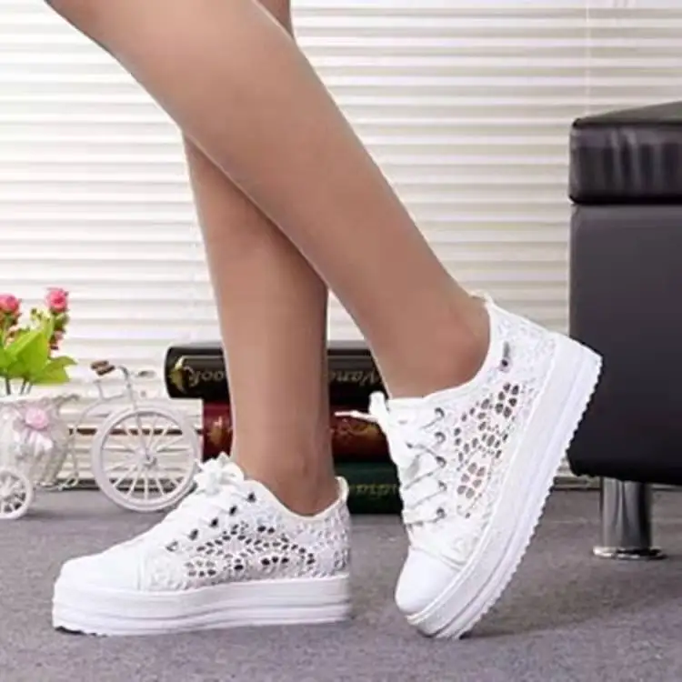 Buty damskie modne letnie buty w stylu casual białe trampki wycięcia koronkowe płótno Hollow oddychające platformy trampki Tenis Feminino