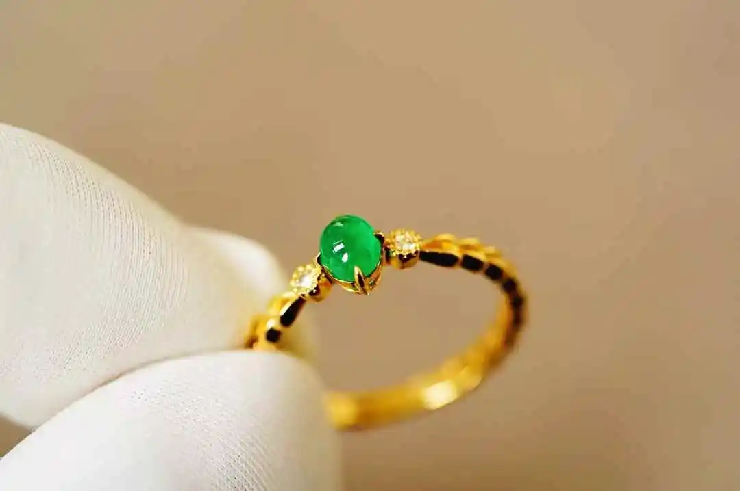 

Statement Ova Cabochon Emerald Ring 0.4ct Gem Set in 18K Yellow Gold with Diamond Halo