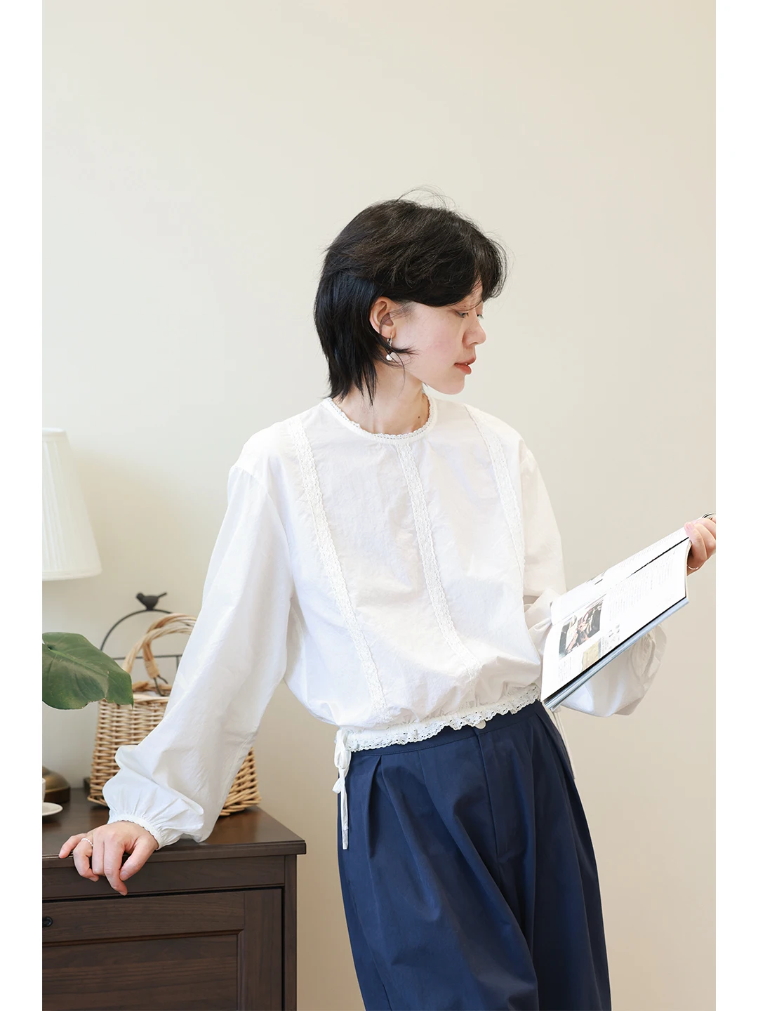 

Белая хлопковая блузка с рукавами-фонариками и кружевной отделкой, круглый вырез, короткий рукав, женская, мягкая, дышащая, в винтажном стиле, свободного кроя, с присборенной талией