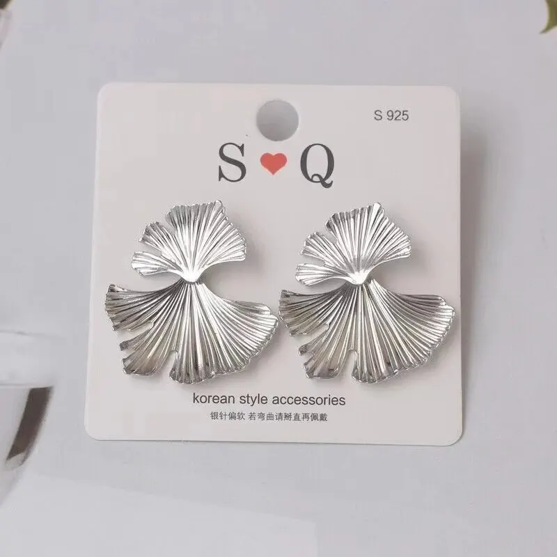 Simple Silver Color Metal Big Plant Ginkgo Leaf Earrings for Women Fashion Statement Stud Earring Jewelry Gift Pendiente