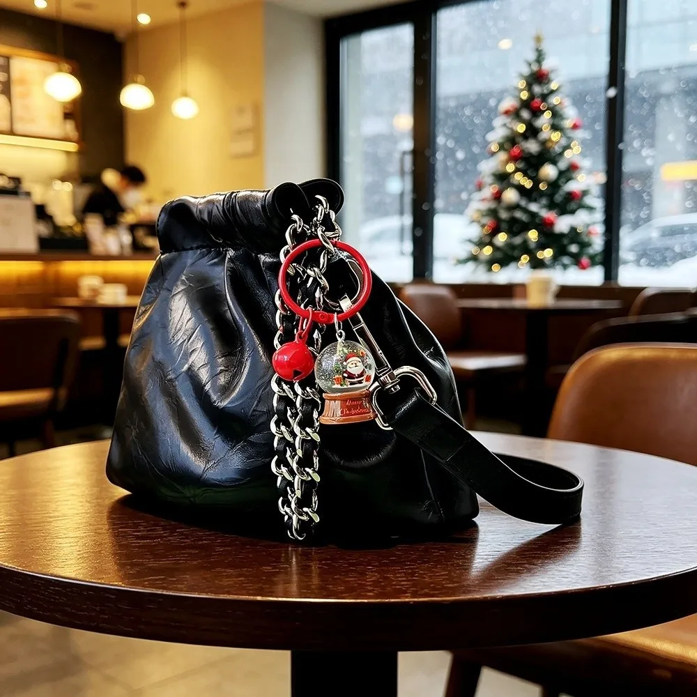 Weihnachtskugel-Schlüsselanhänger aus Harz mit roter Glocke, Miniatur-Szene, Weihnachtsmann-Schlüsselanhänger, lichtbeständig, handgefertigt – Detail 7