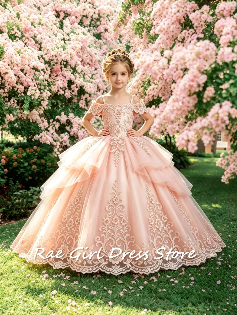 vestido-de-nina-de-las-flores-en-tul-rosa-empolvado-con-hombros-descubiertos-manga-casquillo-y-tirantes-finos-con-bordado-floral-de-encaje-en-color-marfil-para-boda