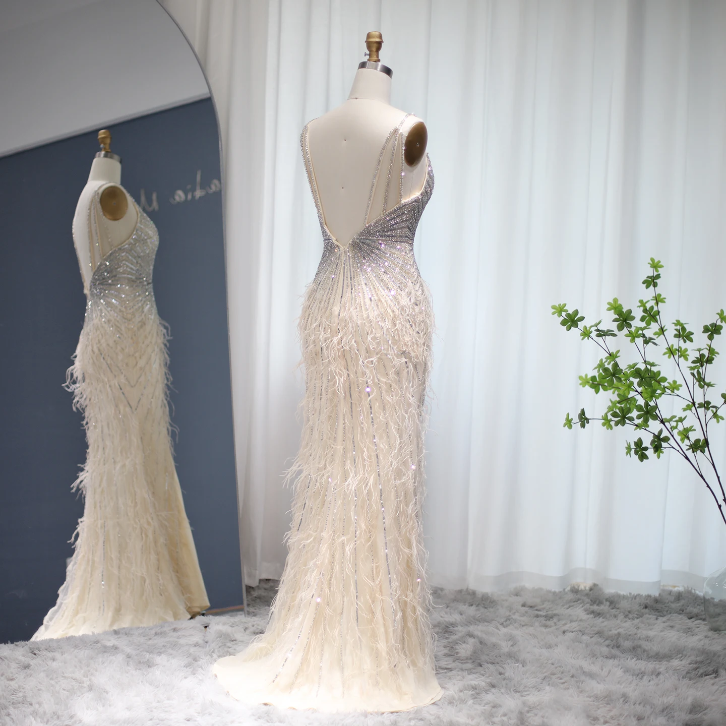 シャロンは高級ビーズブルーフェザーウエディングドレスセクシーなスパゲッティストラップ背中の開いたローズピンクのイブニングドレスアラビアSS004カスタマイズされました