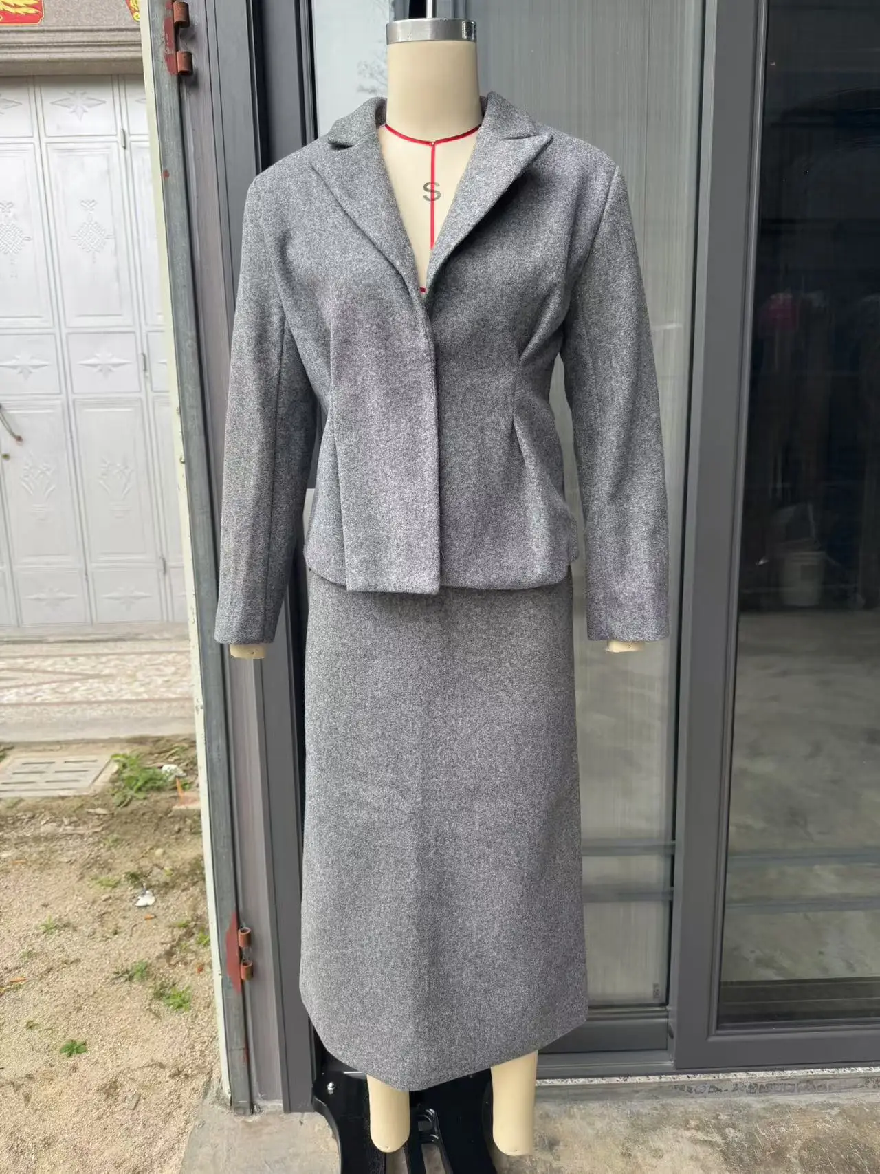 بدلة نسائية 2025 ربيع جديد بدلة على الطراز الأوروبي والأمريكي جاهزة للشحن طقم سترة وتنورة مصممة خصيصًا #6