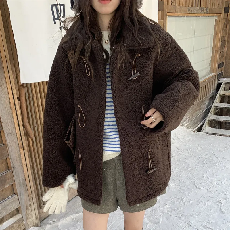 معطف شتوي بياقة من الفرو الصناعي من جلد الغنم عتيق بأزرار من الجلد والفراء متكامل متوسط الطول ملابس خارجية نسائية