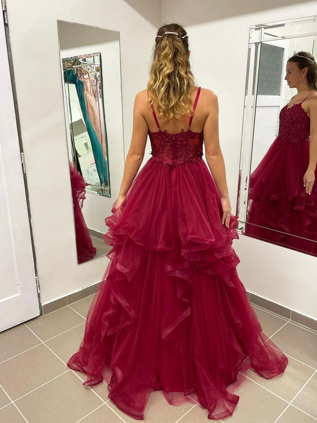 فساتين حفلات موسيقية أنيقة من Vestidos De Fiesta Para Mujer فستان رسمي مثير برقبة على شكل v من التل مزين بزينة فساتين الحفلات المسائية