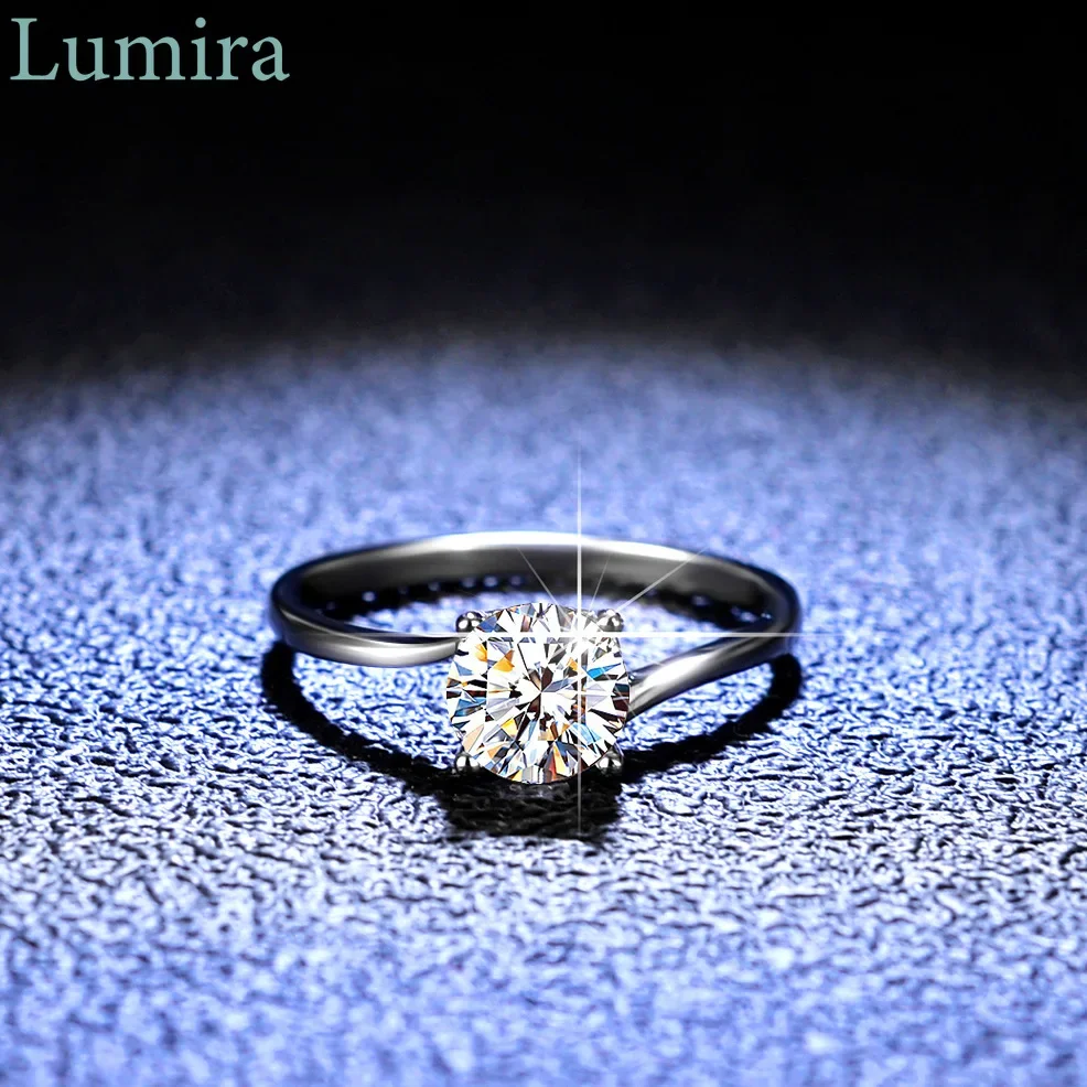

Lumira for Women Classic Platinum PT950 Ring Dazzling 1 Carat D-Color Moissanite Twisted-Arm Four-Prong Wedding Band Gifts