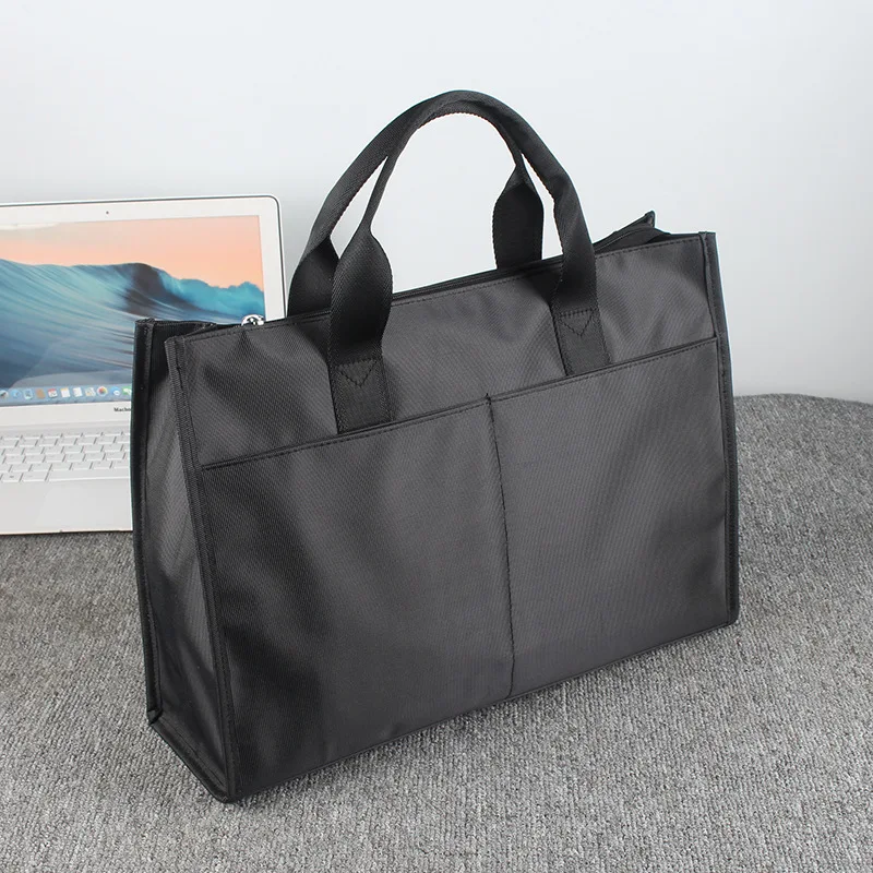 FOTO 2 - Stylish and Spacious Briefcase