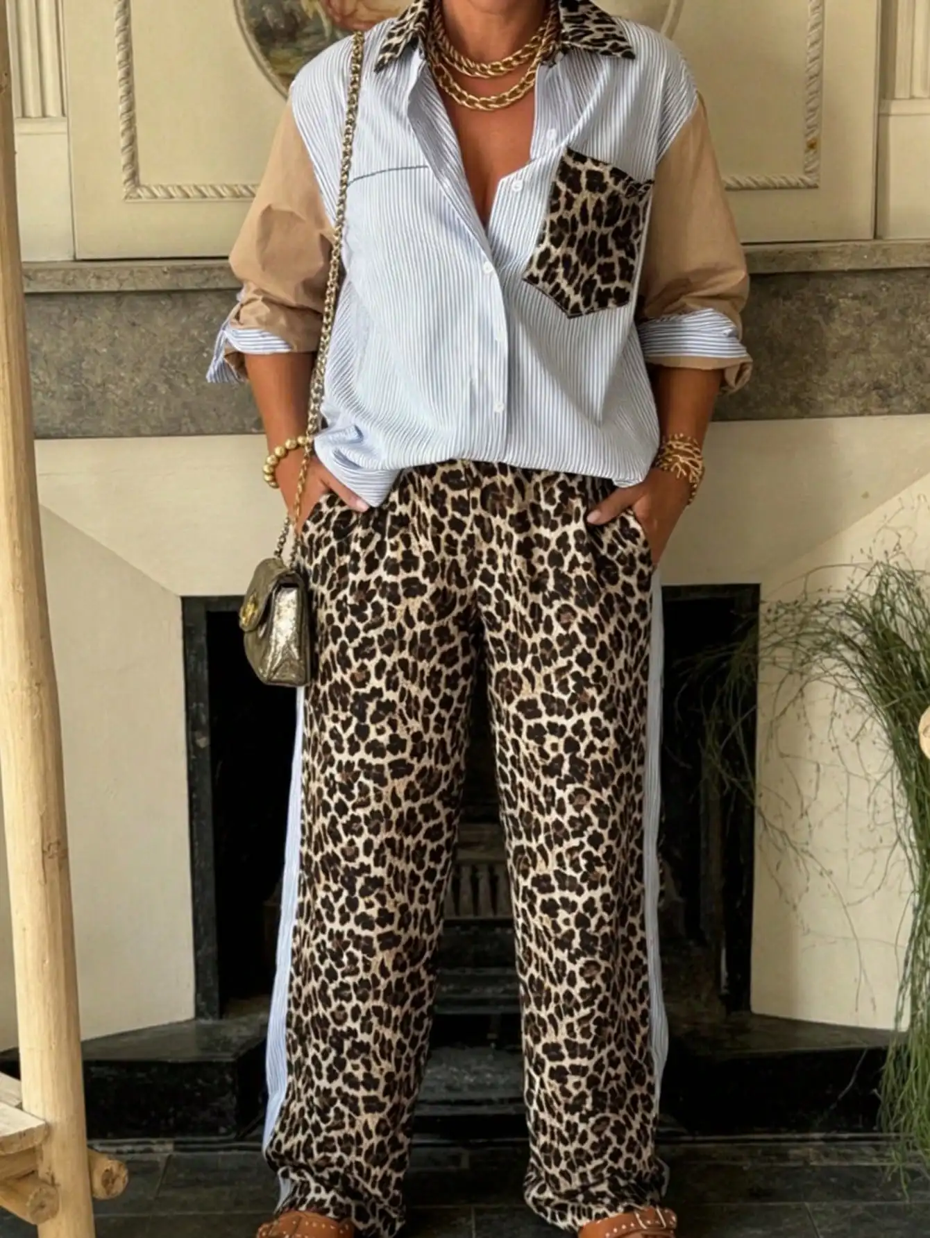Set da donna in due pezzi larghi con giunture leopardate e strisce blu con top con risvolto e pantaloni a gamba larga, outfit casual autunno inverno