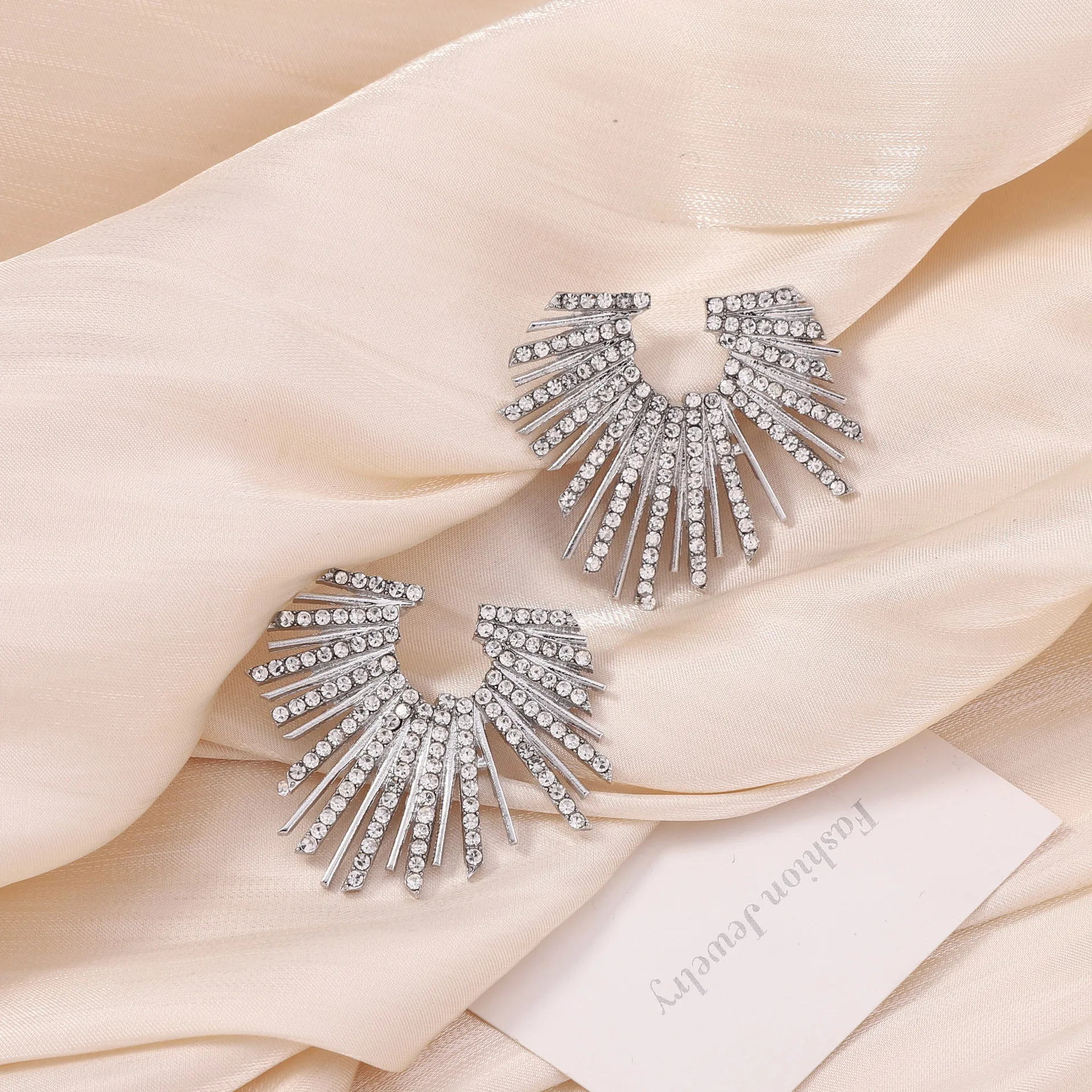 Exquisite light luxury high-end design sense super flash lines irregular fan stud earrings, temperament versatile earrings