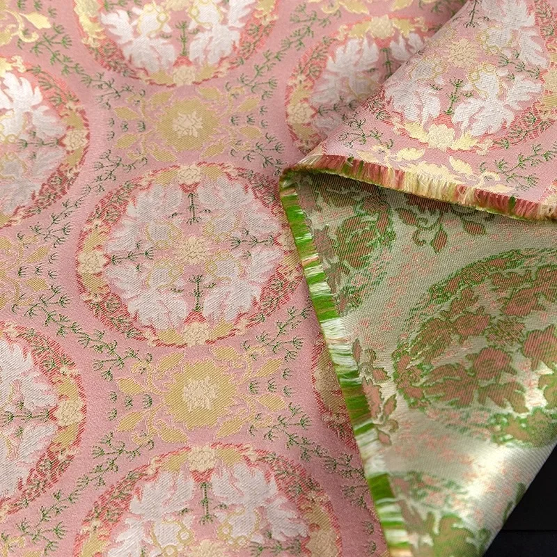 Gęsta tkanina żakardowa o gładkim wykończeniu, wysokiej jakości materiał idealny do modnych marynark, sukienek, luksusowej dekoracji wnętrz, odzieży i sukienek.