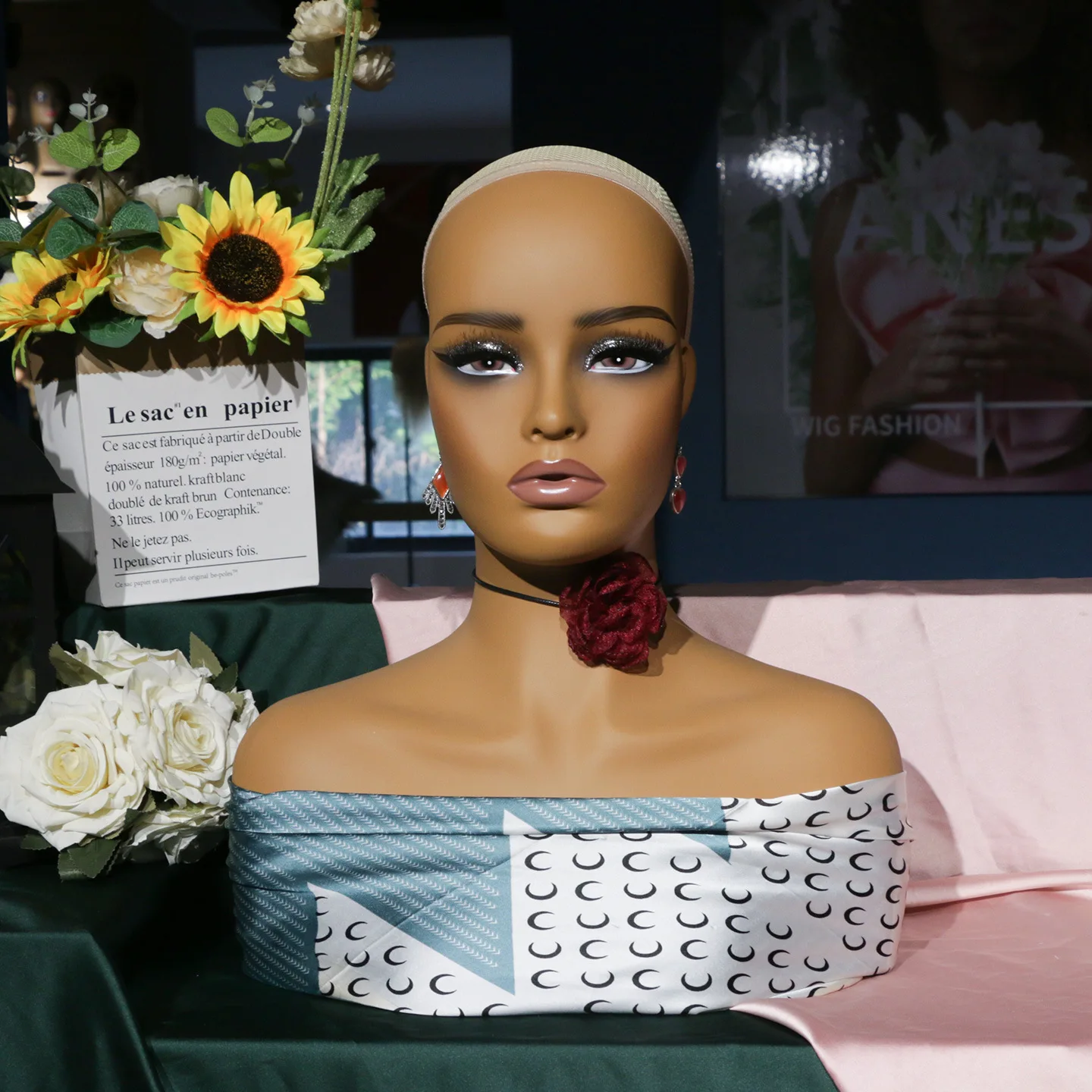 Realistic Makeup Female Mannequin Head with Shoulders, Mannequin Bust, Wig Display Stand for Wig Display, Salon & Home Showcase