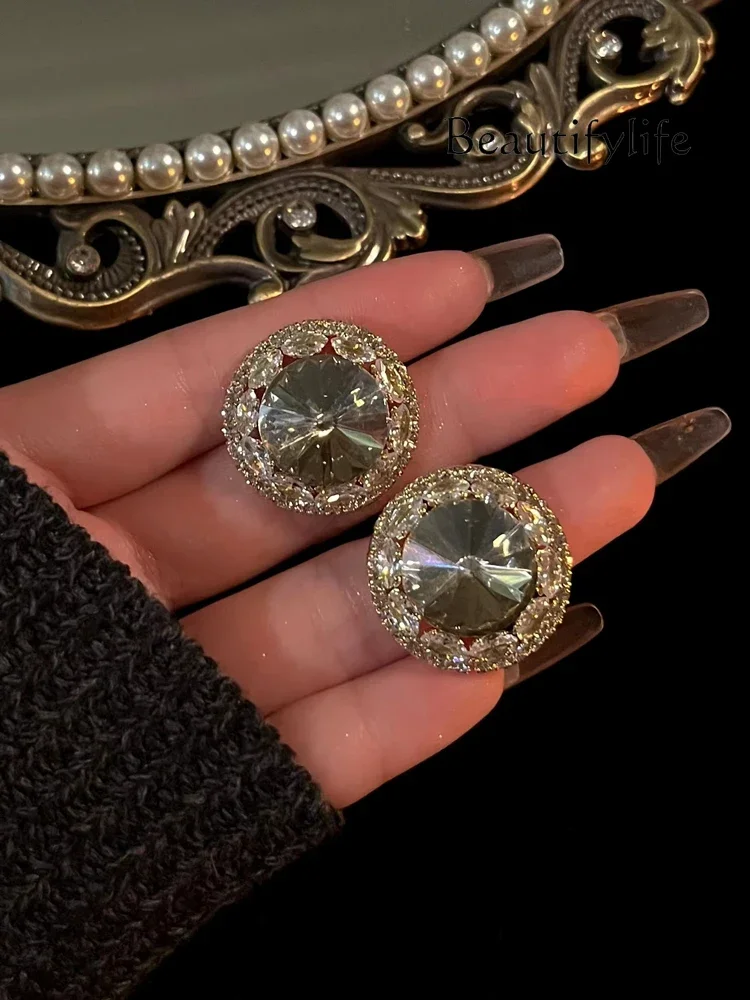 

Light luxury celebrity style~ Korean version of the new full diamond round stud autumn and winter fashion small fragrance