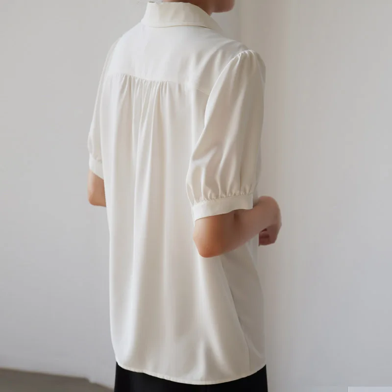 ฤดูร้อนสีขาวสํานักงานVคอผู้หญิงเสื้อ 2025 ใหม่แขนสั้นเดี่ยวชีฟองลําลองหลวมWorkwearเสื้อสําหรับสตรี