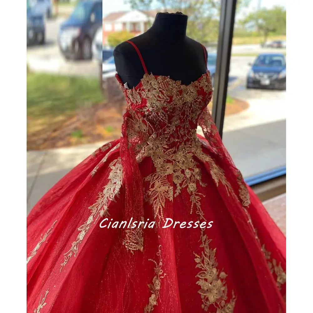 Đỏ Spaghetti Dây Đeo Tay Dài Mexico Quinceanera Đầm Bầu Vàng Appliques Ren Pha Lê Áo Vestidos De XV Anos