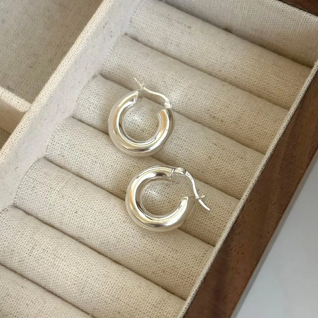 Fashionable and simple 925 silver earrings, simple and niche design, personalized round earrings