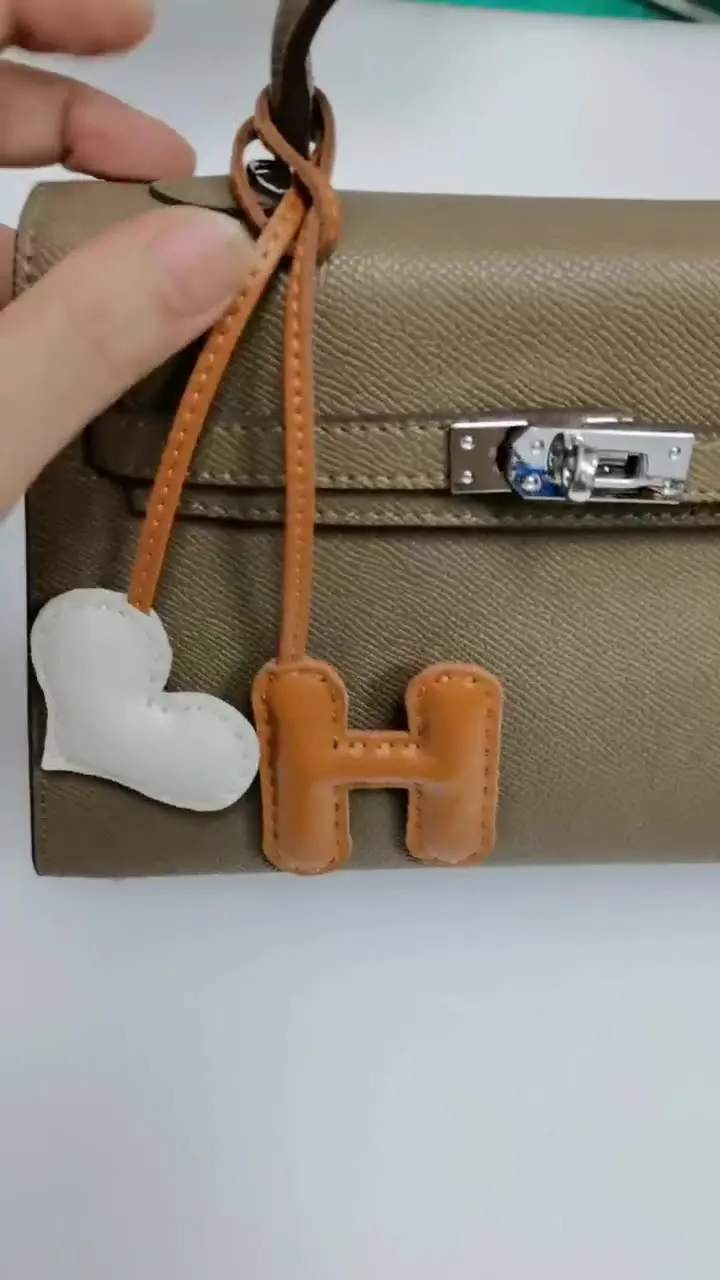 

Genuine leather H with heart-shaped letter style bag decoration with pure handmade stitching, high-end car keychain accessories