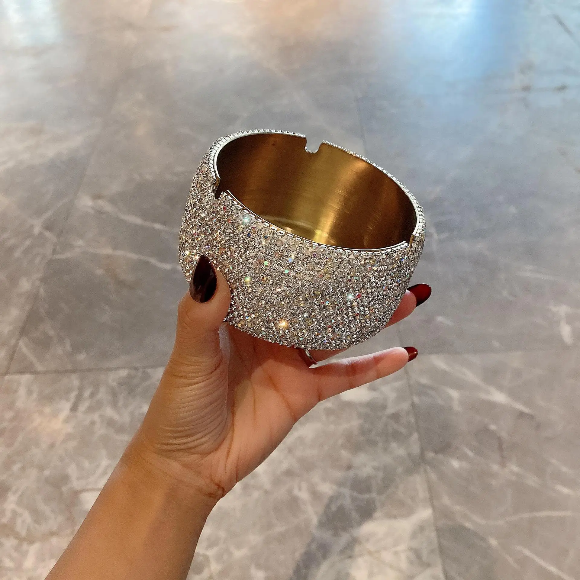 Internet celebrity stainless steel large personality home diamond anti-fly ash ashtray high value practical creative light luxur