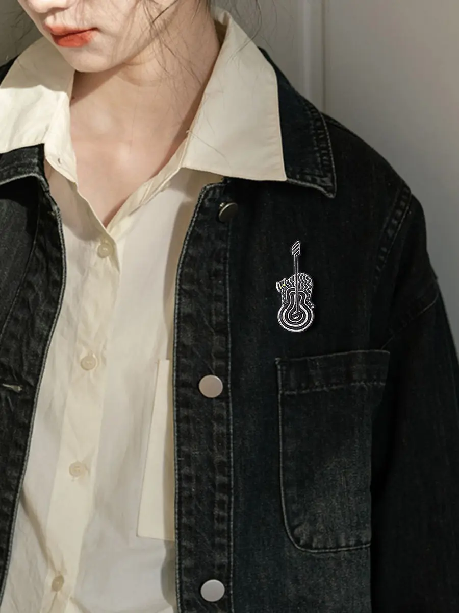

High-quality handcrafted embroidered kitten guitar brooch, trendy accessory, high-end exquisite badge for clothes, bags,and hats