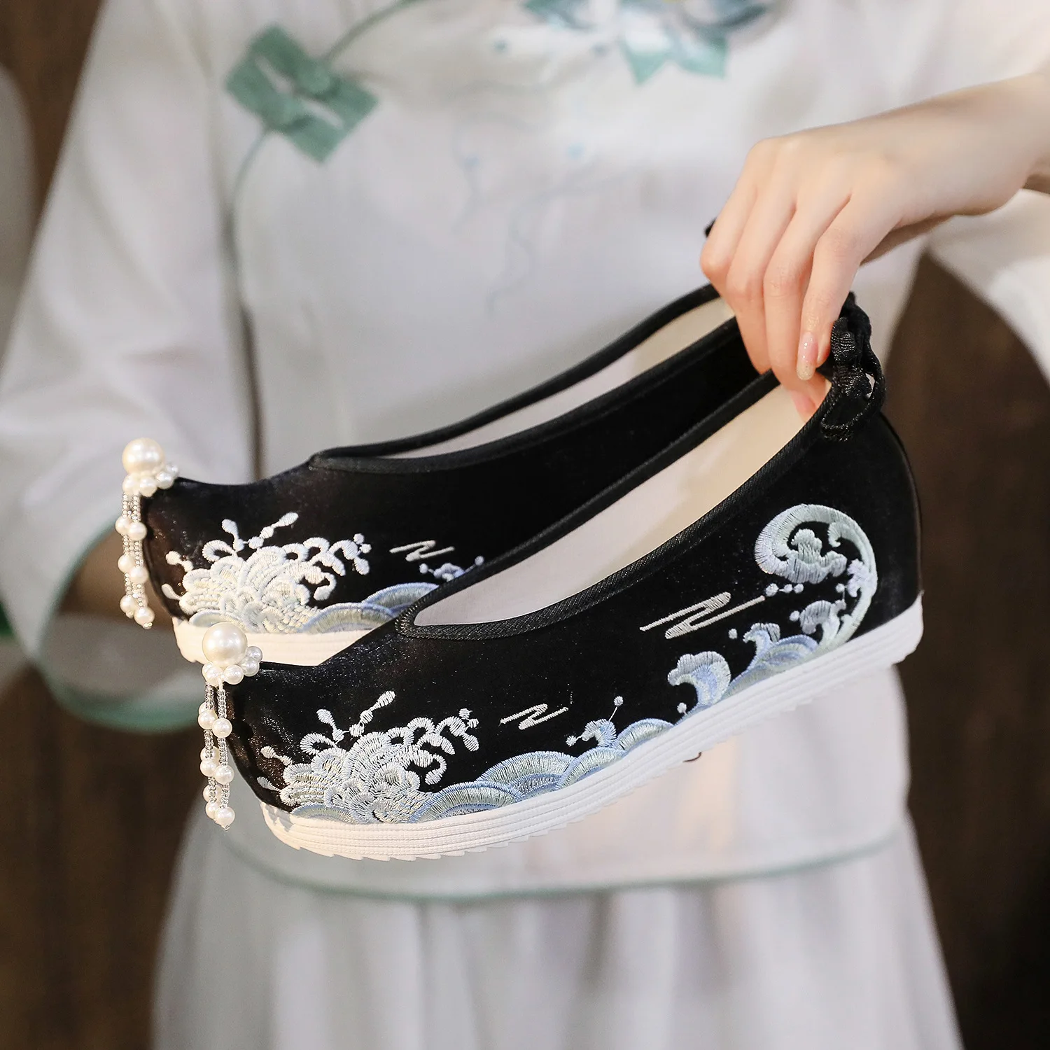 أحذية Waves Hanfu النسائية المطرزة القديمة زي الطلاب الصينية التقليدية أحذية الزفاف النسائية