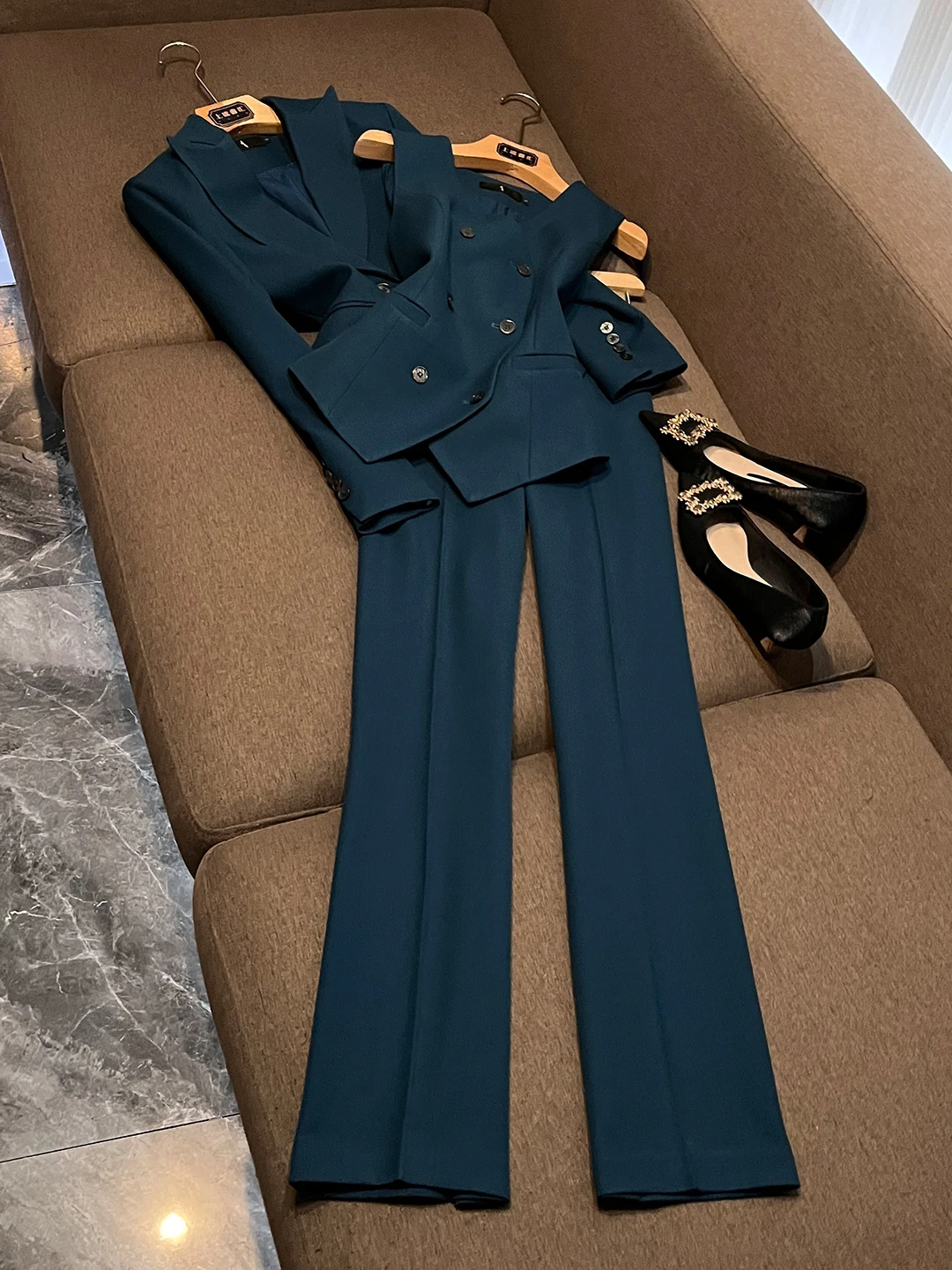 

Костюм для деловых женщин Ele Busin: таинственный синий комплект из двух предметов – профессиональная рабочая одежда, элегантный и изысканный.