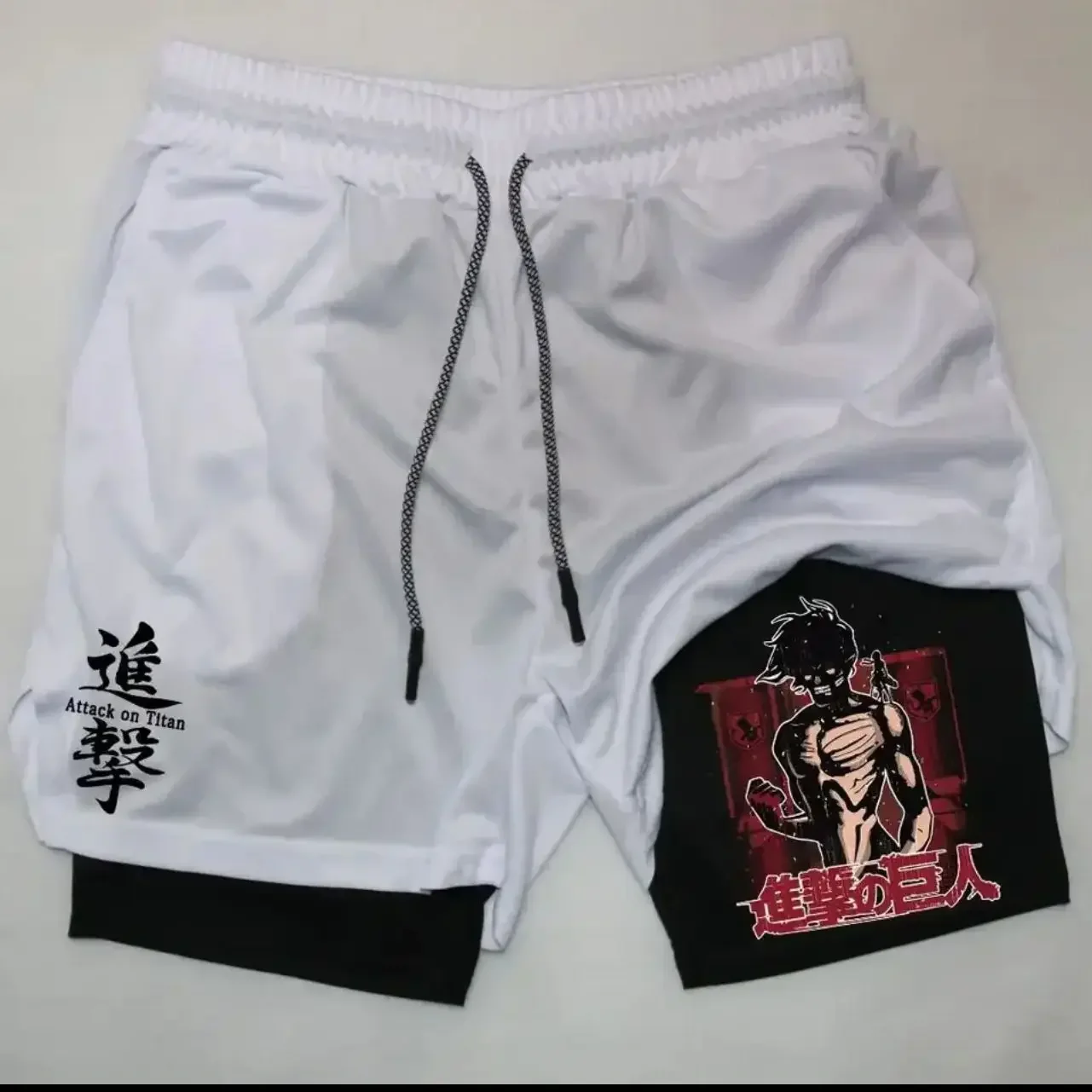 Attack on Titan2026 Nieuwe Hot Anime Heren Zwart Wit Tweelaags Sportshort met Gespierde Titan Print Binnenvoering Rood
