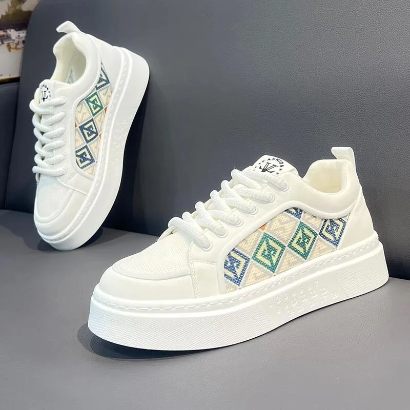 

Трендовые мужские туфли с низким берцем и вышивкой, новинка лета 2024, модная повседневная обувь с дышащей тканевой поверхностью и мягкой подошвой, мужские кроссовки