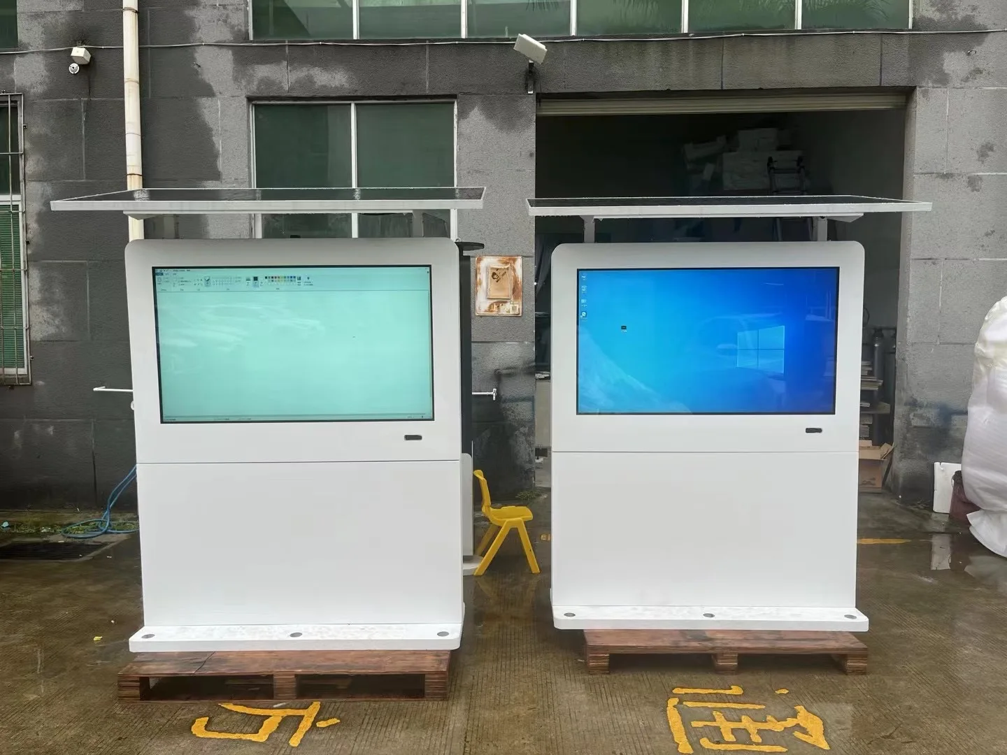 Solar Powered Outdoor Digital Signage 32 43 55 65 Inch Floor Standing LCD Advertising Display IP65 for Street