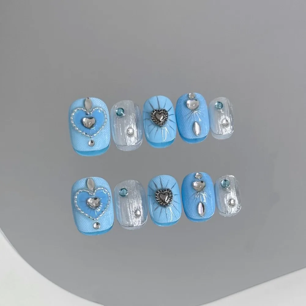 

10 штук накладных ногтей в стиле Y2K Cyberpunk, крутой дизайн, нежно-голубые, ручной работы, с серебряными сердечками, стразами и золотым декором, многоразовые.