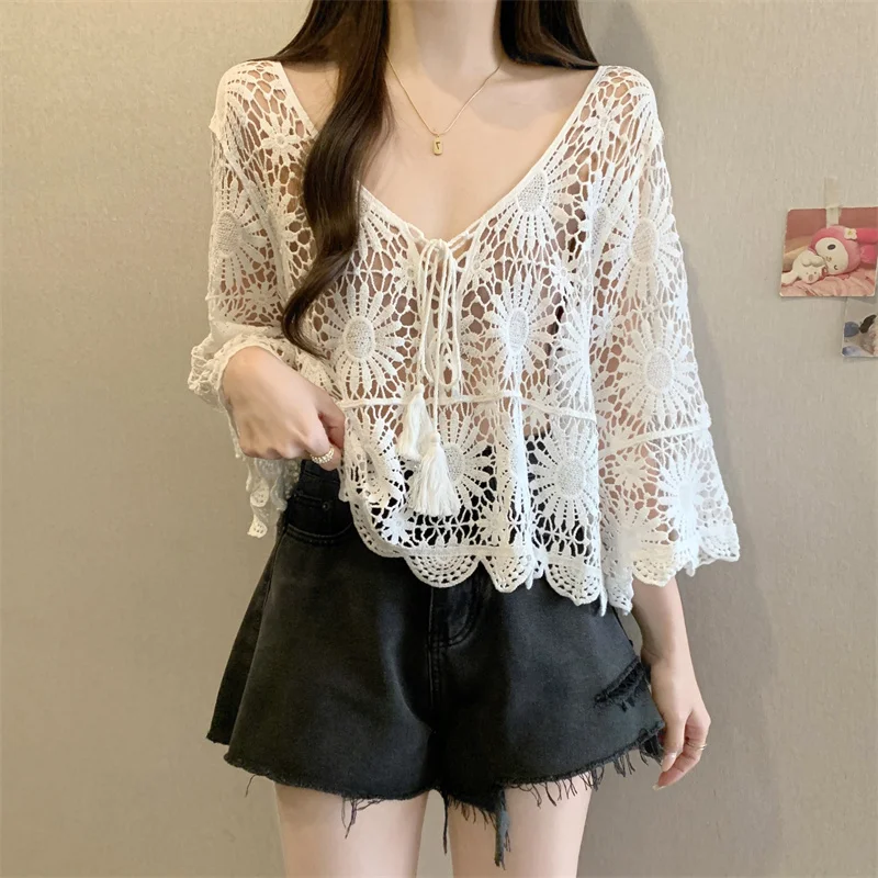 الصيف مضيئة الأكمام مثير الجوف خارج الكروشيه بلوزات من الدانتيل أزياء الشاطئ عطلة شال المرأة قميص واقية من الشمس