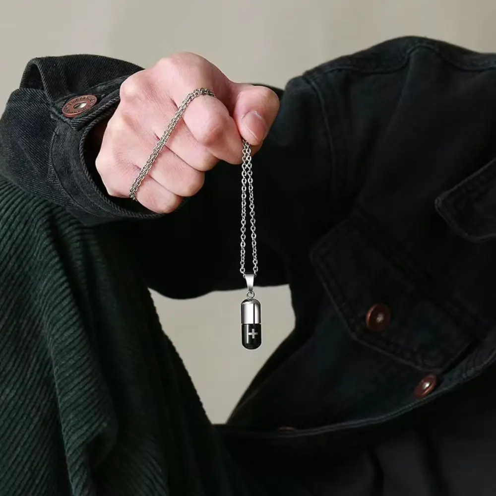 สร้อยคอพร้อมจี้รูปแคปซูลทำจากสแตนเลสสำหรับผู้หญิงและผู้ชายสร้อยคอเม็ดยาแบบกลวงมีสลักลายกางเขนสำหรับใส่น้ำหอม