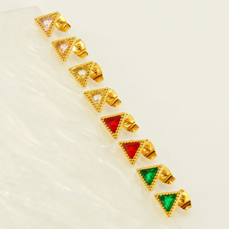 أقراط عصرية من الفولاذ المقاوم للصدأ على شكل مثلث كريستالي عيار 18 قيراط مطلية بالذهب مقاومة للماء مجوهرات منخفضة الحساسية للنساء والفتيات هدية