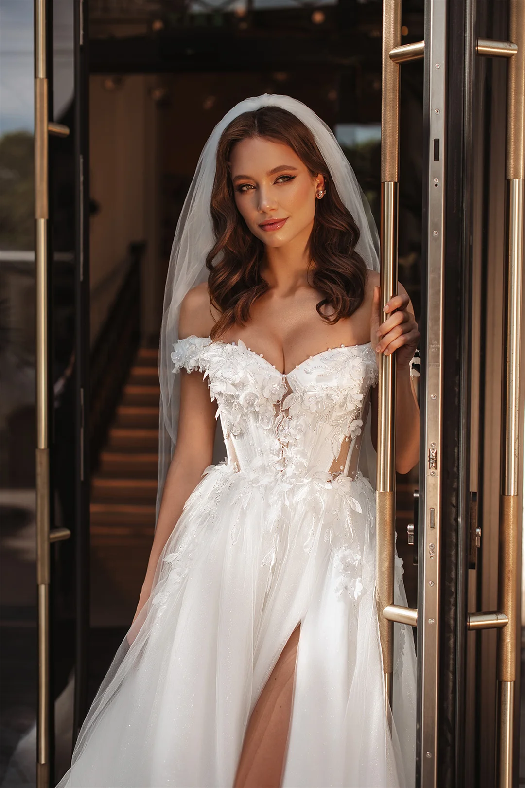 Eleganckie suknie ślubne z odkrytymi ramionami, zdobione aplikacjami, brokatem i koralikami, z wysokim rozcięciem, luksusowe suknie wieczorowe dla panny młodej.