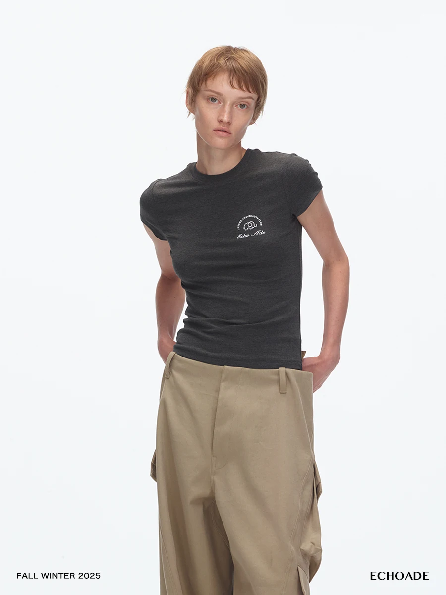 

Женская футболка ADE 25 осенне-зимняя, приталенная, с круглым вырезом, коротким рукавом, бархатным принтом, стандартной длины