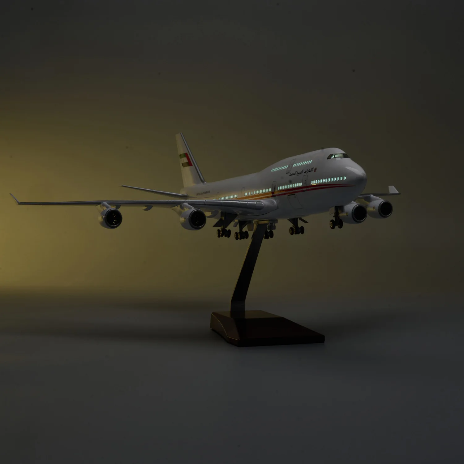 طائرة مصغرة مقاس 47 سم 	 طائرة رئاسية في الإمارات B747 بمقياس 1:150 طائرات لعبة من الراتنج مع عجلات أضواء تجميع الطائرات
