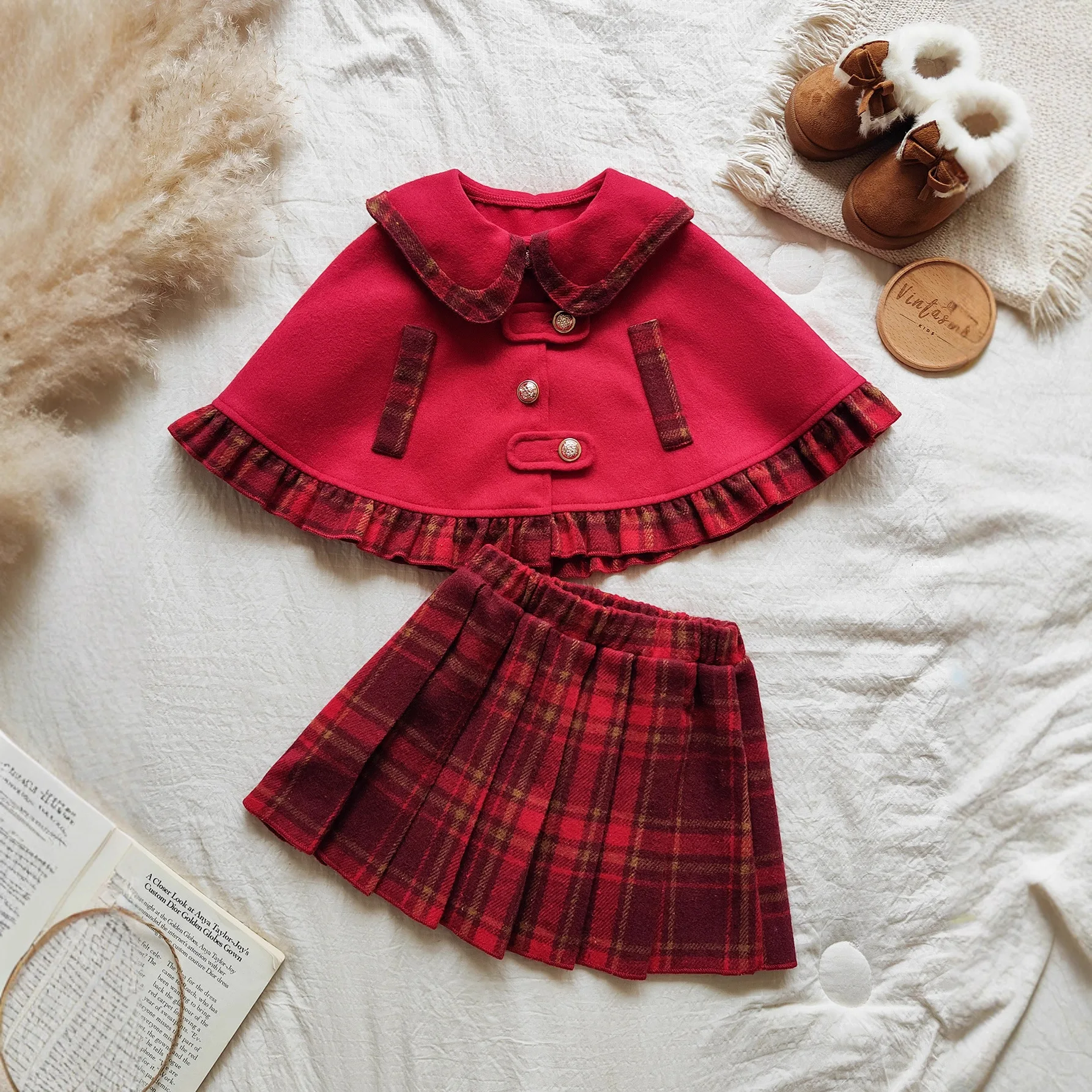 

Красная накидка с клетчатым кукольным воротником, клетчатым кружевным подолом, планкой с пряжкой, нишевым дизайном, плиссированным красным клетчатым костюмом