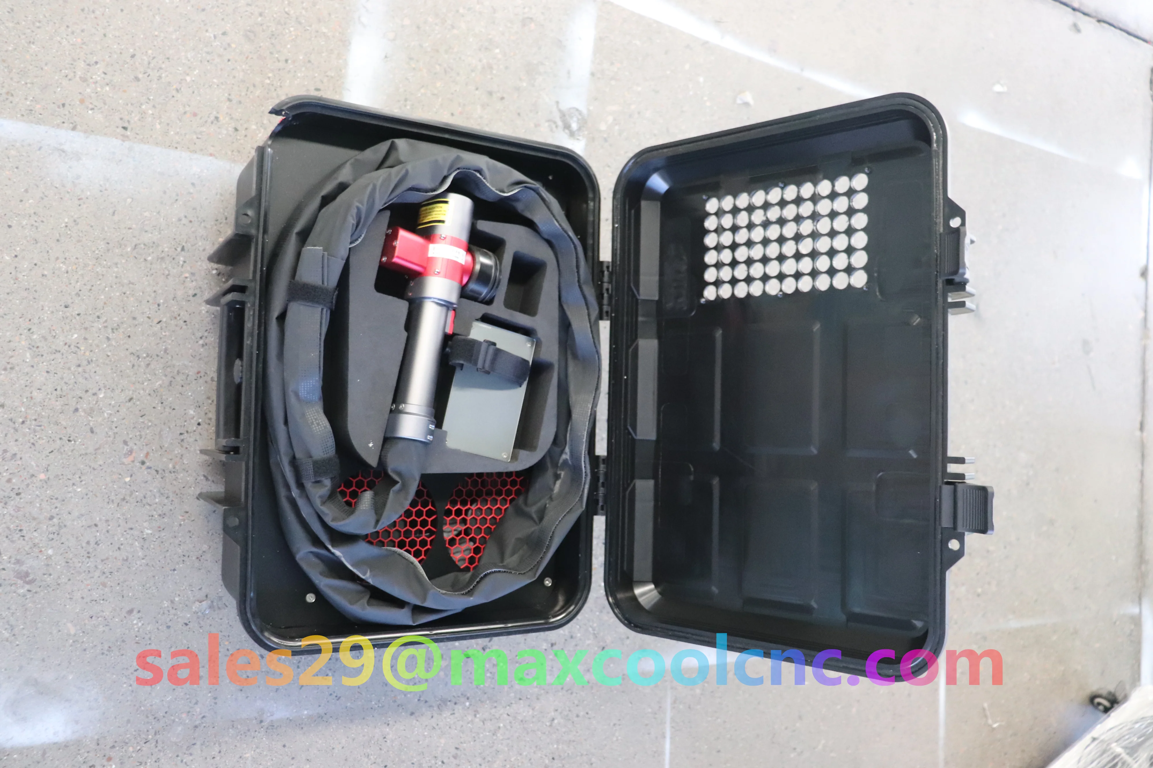 Small Portable Design Luggage 100W 200W Pulse Laser Cleaning Machine For Wood Ceramic Metal Precesive Instrument