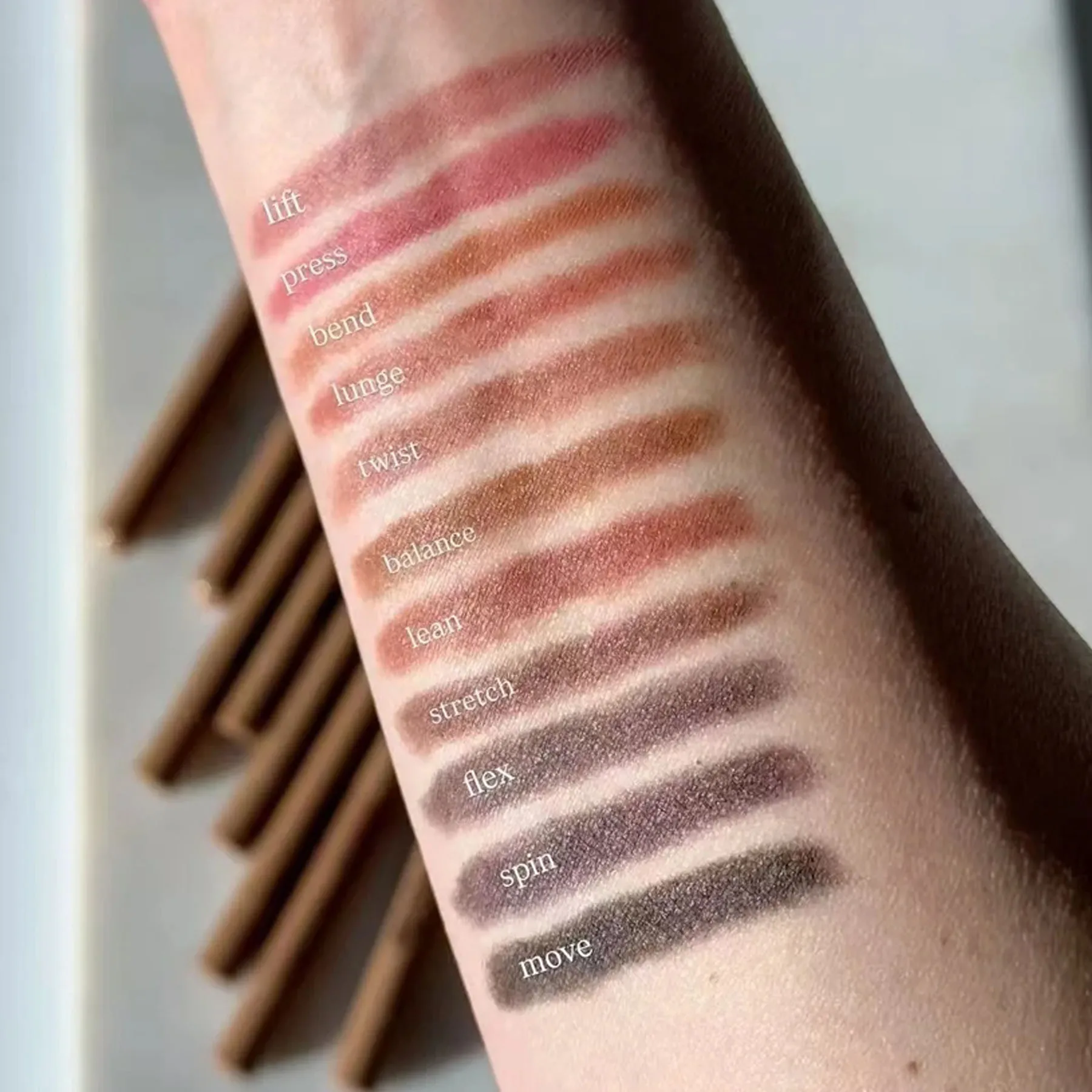 عناصر العناية بالمكياج ذات العلامة التجارية الصيفية، كريم وجه مرطب، مجموعة مستديرة، حقيبة تخزين، أحمر الخدود، قلم تحديد الشفاه، ملصق الفراولة