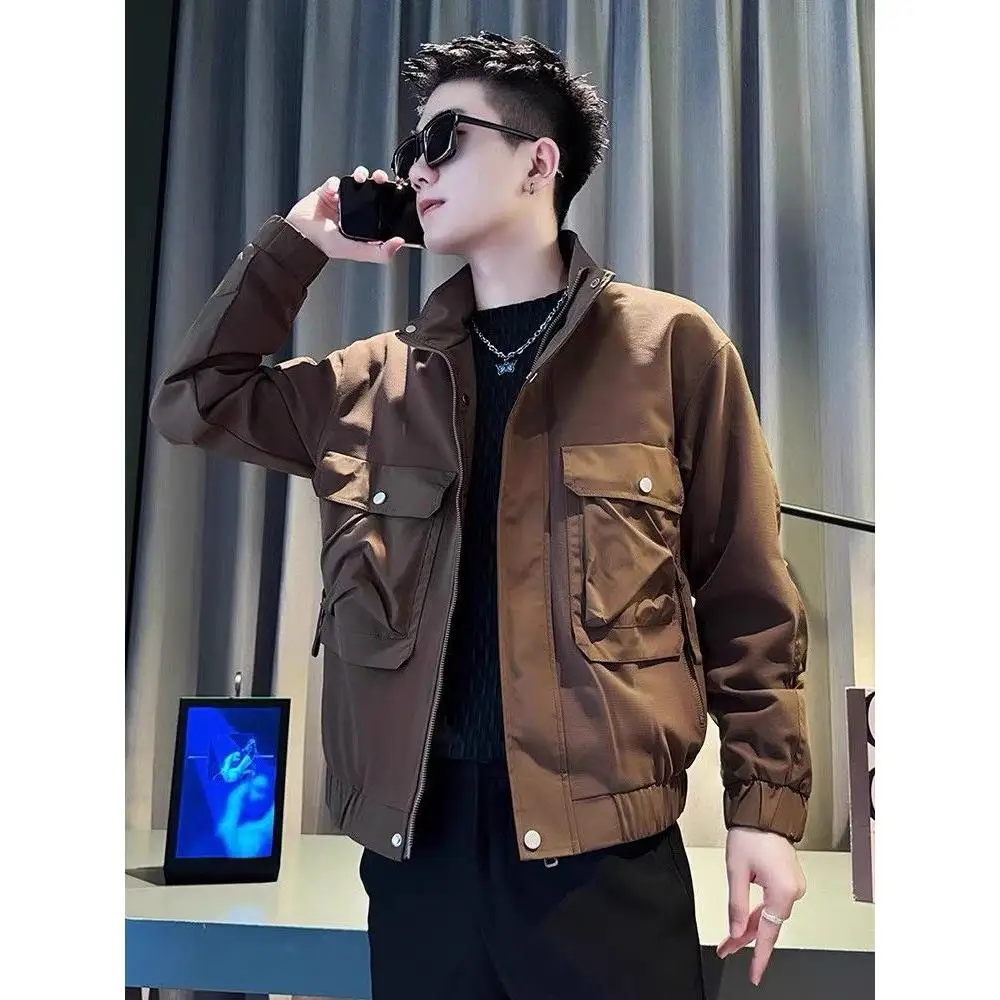 

Сводная коричневая куртка с воротником-стойкой и большими количествоми для мужчин, осенняя модная уличная одежда, повседневная ветрозащитная полиэстеровая одежда