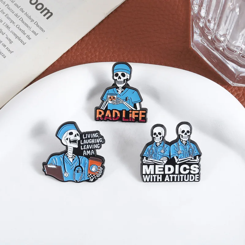 Creative Bottle Cat Brooch Skull Doctor Pin Flower Flame Bulb Crying Simple Figure Mouse Helmet Dog Detective Duck Badge Jewelry
