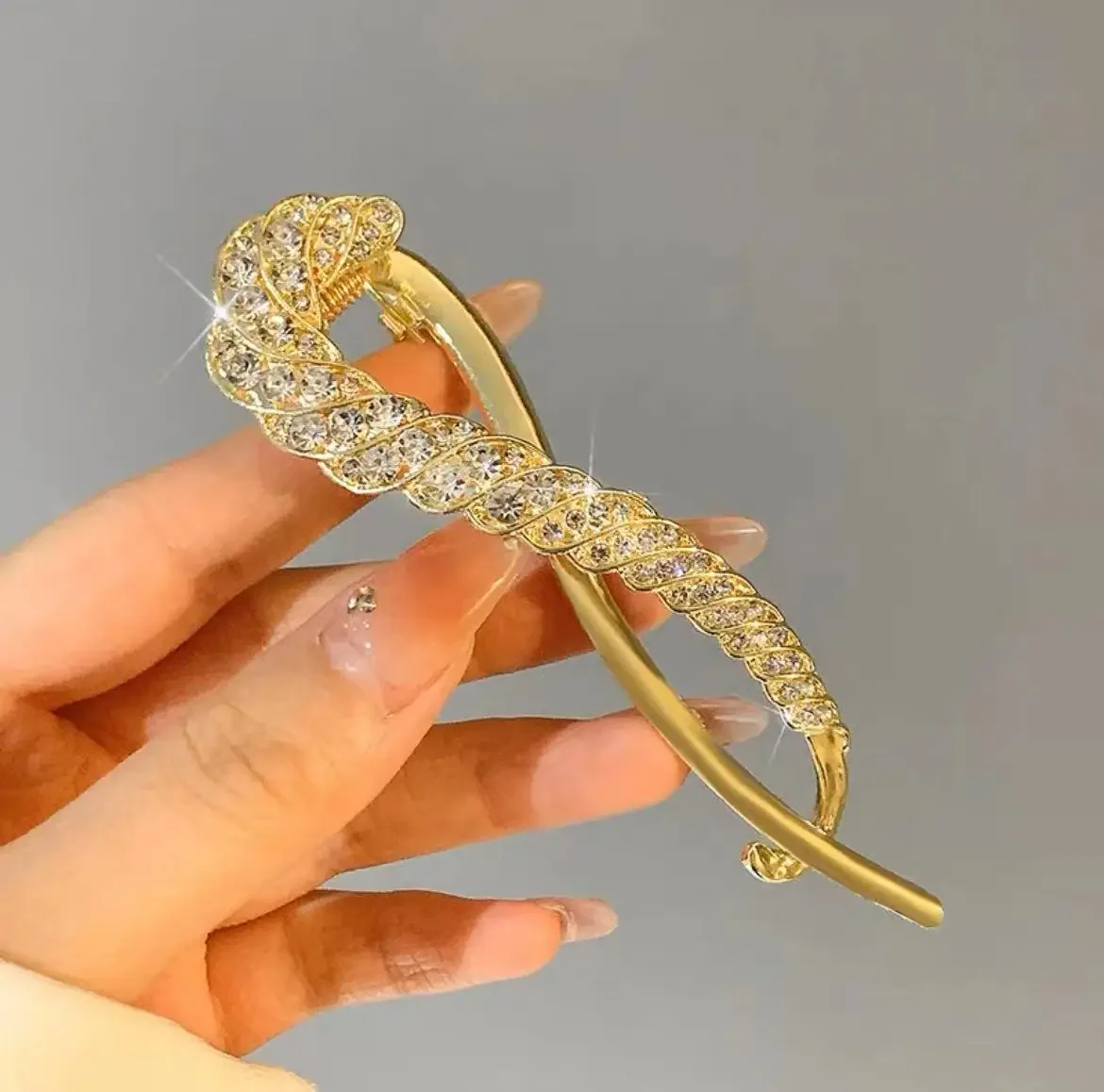 Exquisite Figure Eight Rhinestone Twist Hair Clip Elegant Sparkling Hair Accessories Luxury Hairpin Fashion Jewelry for Women